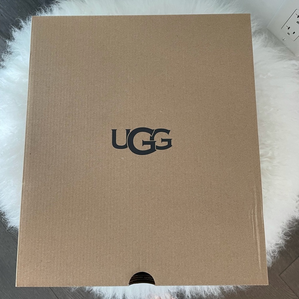 UGGS - Picture 6 of 7